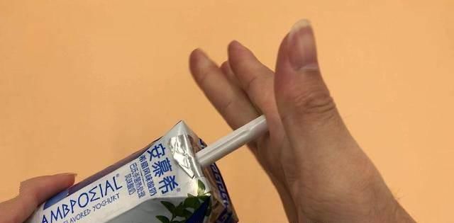 干净|今天才知道，酸奶上有一个小机关，难怪以前总是喝不干净，涨知识