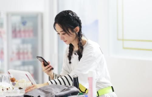  砍价|《中餐厅》首播：赵丽颖4毛钱也要砍价，居家生活的样子过于真实