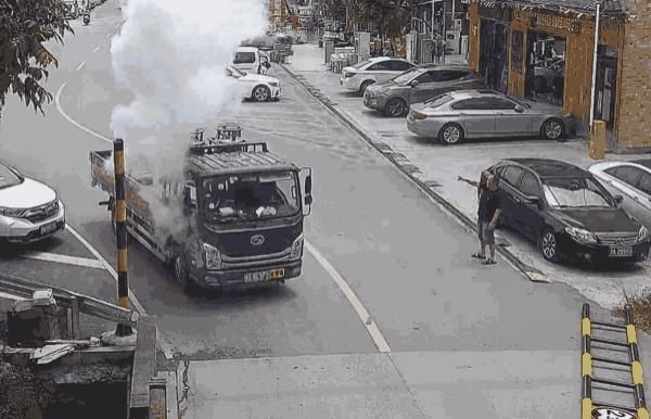  高杆|撞上限高杆，车上冒起白烟！接下来驾驶员的操作太不该……