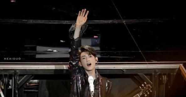 歌手|东方风云榜音乐盛典，几位歌手奖牌拿到手软，再多就真的拿不下了