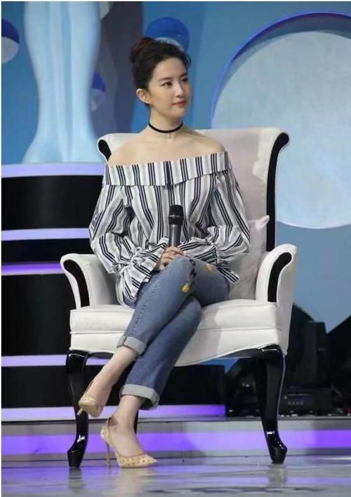 元素|刘亦菲又穿条纹元素，一件条纹裙坐在敞篷车上，佩戴金项链显贵气