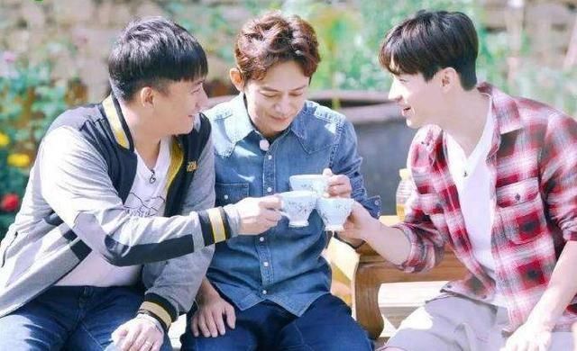  黄磊|被何炅黄磊踢出群聊，退出节目，却在韩国成万人追捧的音乐天才？