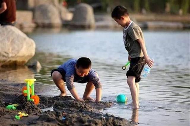 忍不住|小女孩在商城和父母走散,民警询问后父母名字后,忍不住笑出声了