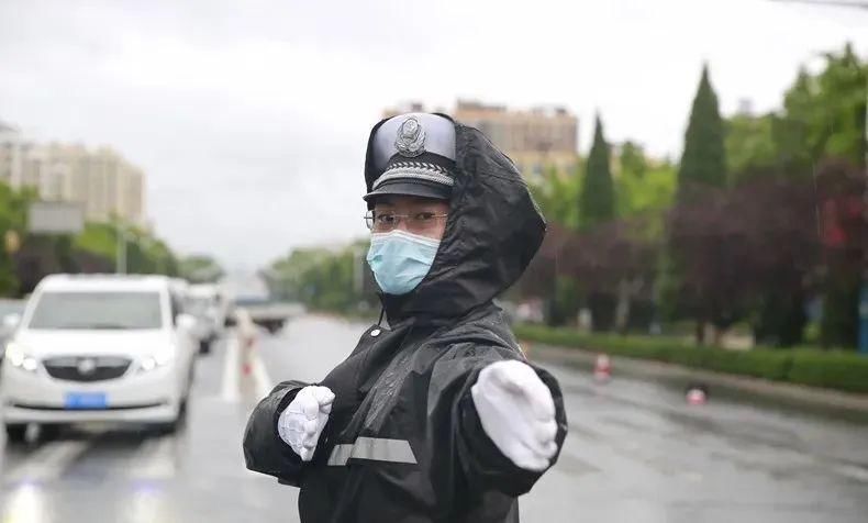  电动|一致好评丨招远交警冒雨走上街头帮电动自行车上牌!