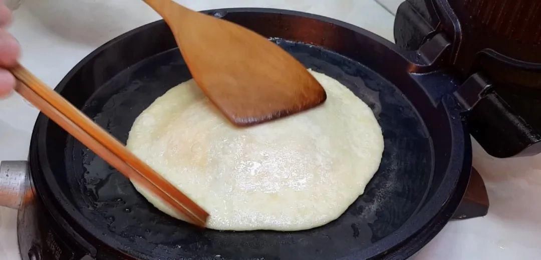 懒人|鸡蛋饼这样做太香了,教你懒人做法,鼓泡零失败,吃过就念念不忘!