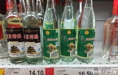 白酒|明明是酒精勾兑却宣称陈酿,15元一瓶的二锅头喝的人还不少