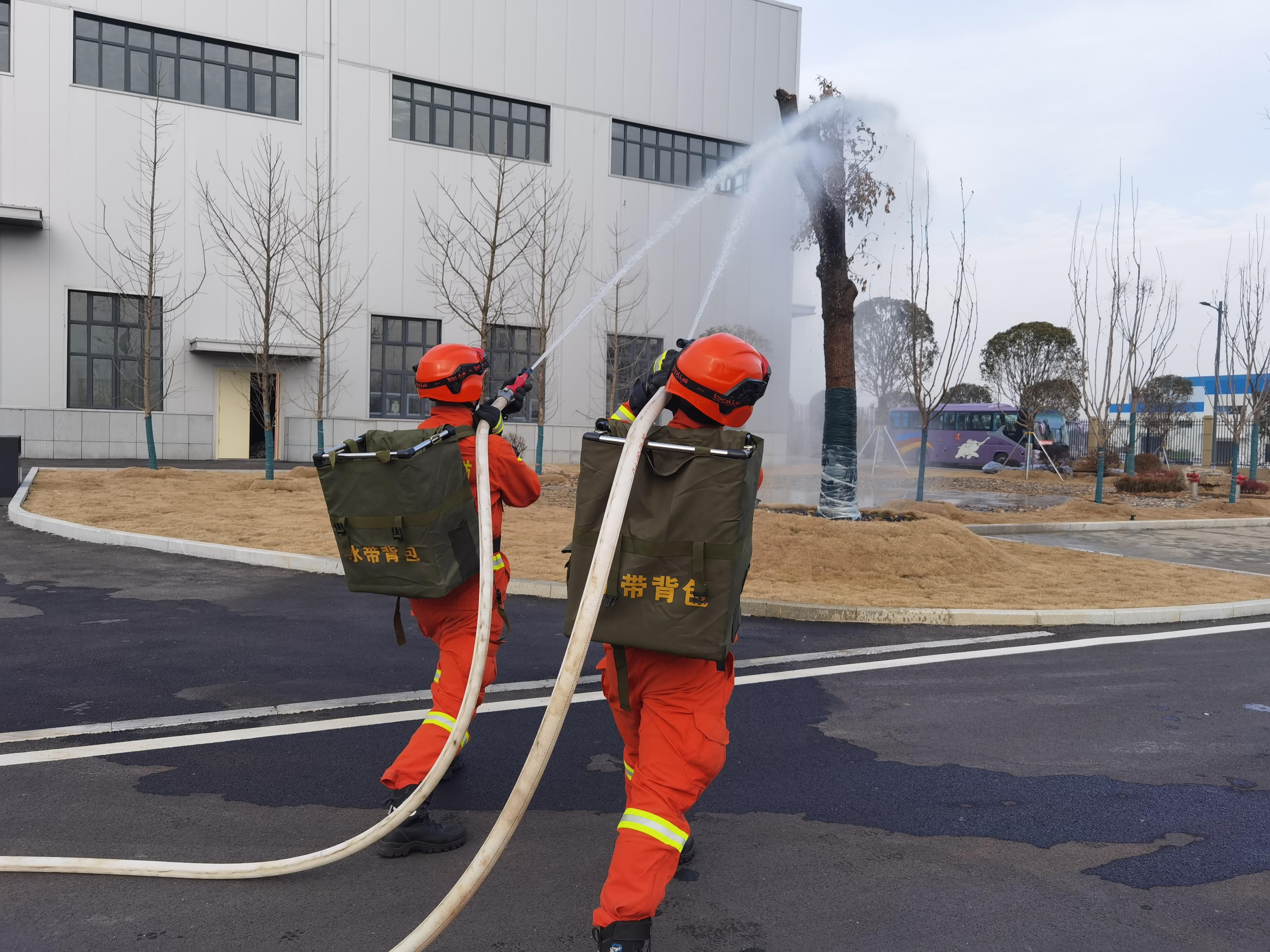 冷的雪暖的城丨实地勘察、送教上门 河南机动队伍靠前驻防做万家团圆“守夜人”