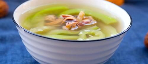  煮汤|墨鱼煮汤，骨头要不要去掉？煮了60年汤的奶奶：糟蹋了，怪可惜