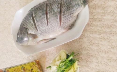 鲜美|蒸鱼,别只会放葱,姜,料酒,少了这关键一步,鱼肉不鲜嫩还腥!