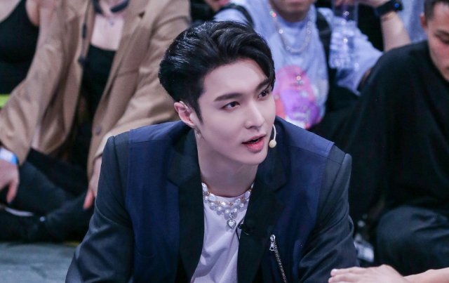  出坑|难怪张艺兴会赢王一博，练舞地板都跺出坑了，网友：不赢才怪