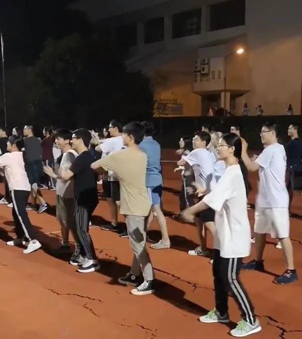 大学生|大学生组织跳广场舞又火了，现场异常劲爆！致我们的大学生活！