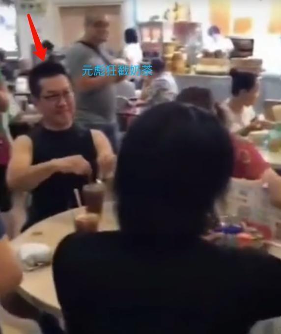  师奶|80年代武打巨星元彪罕露面，保养得宜不显老，人气爆棚遭师奶围堵