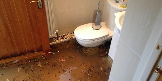  英国|英国男子花费百万搬入新房，入住后却成“噩梦”，男子一家无奈换住宾馆