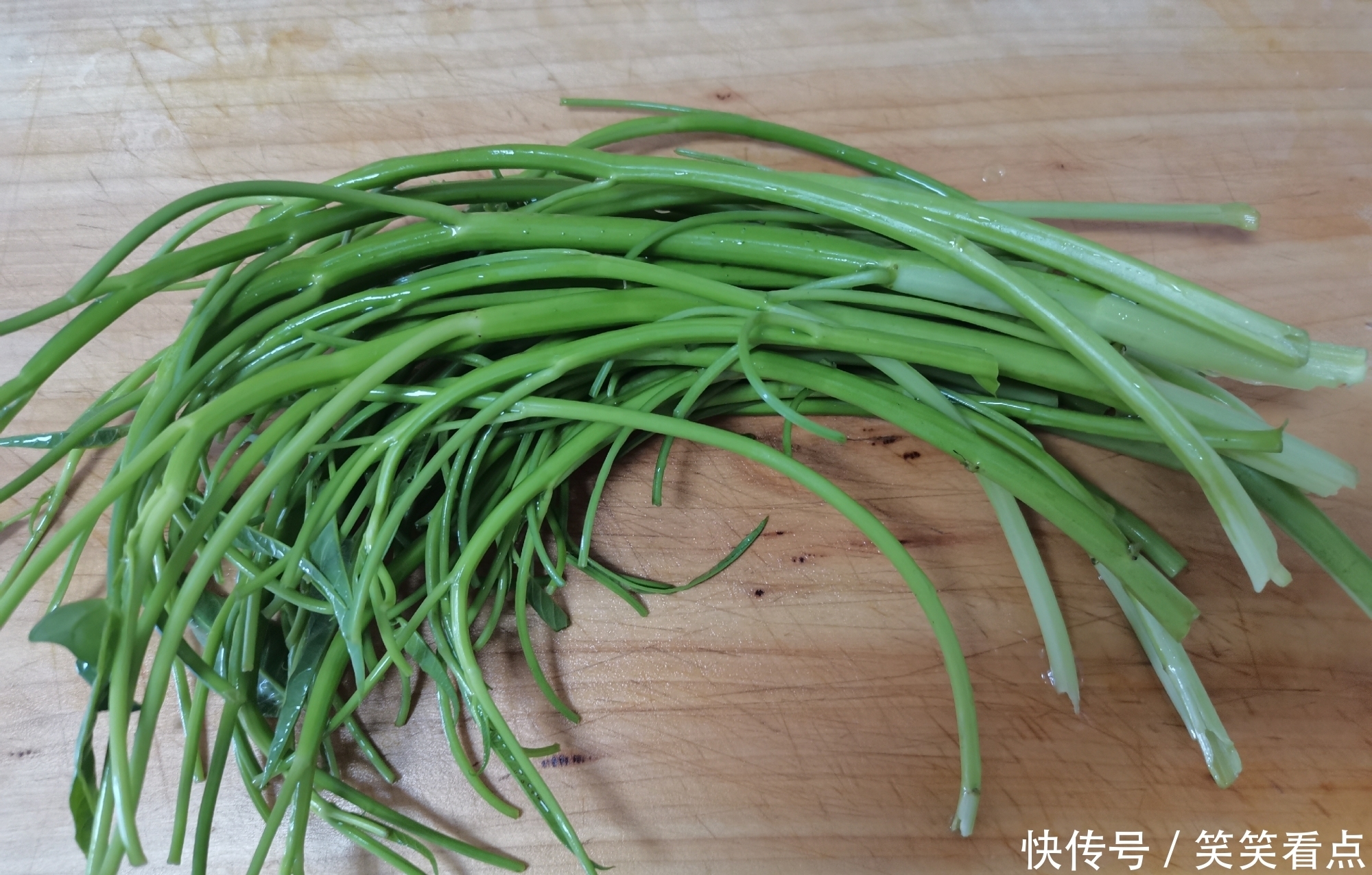 更是|夏天,这碱性蔬菜要常吃,2元一大把,钙含量更是番茄的12倍