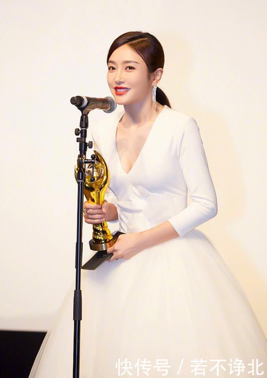  秦岚|秦岚被品牌方要求穿V领，嫌弃领子大用手缝，这样的女人太有魅力