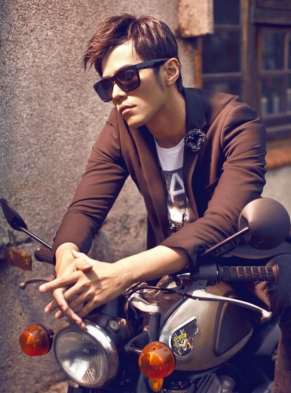 走下坡路|华语乐坛在走下坡路,抄袭和口水歌成主流,华晨宇和邓紫棋成希望