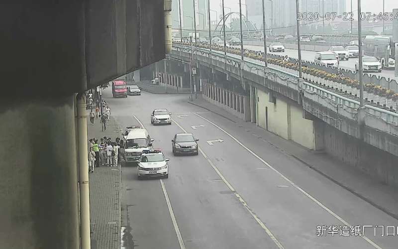  高峰|“小面包”PK“大公交”！核载6人我敢超载200%，装19人赶早高峰……