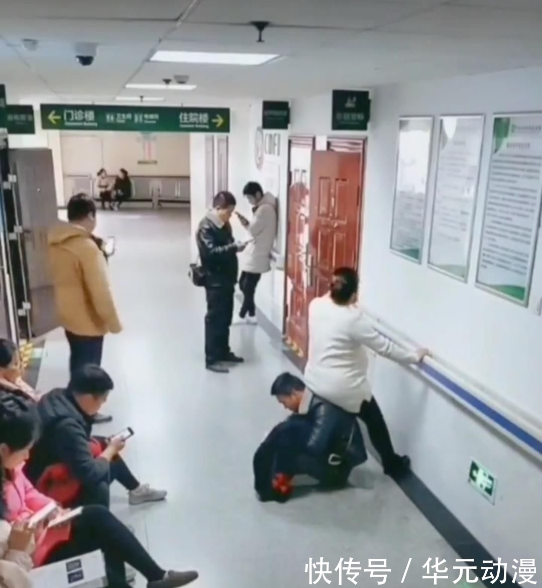 凳子|孕妇在医院双腿发麻无人让座，丈夫当凳子让她坐在自己的背上