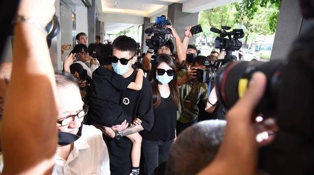  搀扶|女友连续2天现身小鬼灵堂被人搀扶，杨丞琳表示自己不需要人搀扶