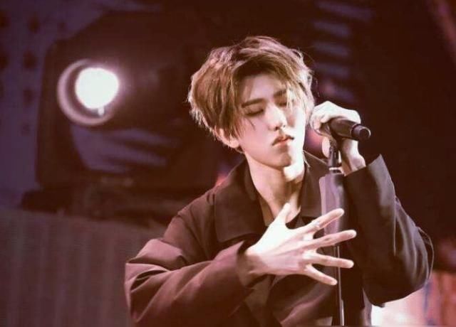  青春|青春芒果夜：蔡徐坤《情人》歌词大篇幅打错，温柔情歌变幽默笑话