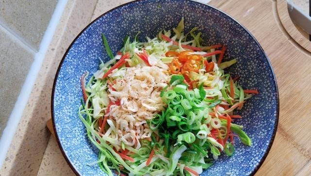  卷心菜|卷心菜做早餐，比想象的更好吃，高钙低脂又营养，怎么吃都不胖