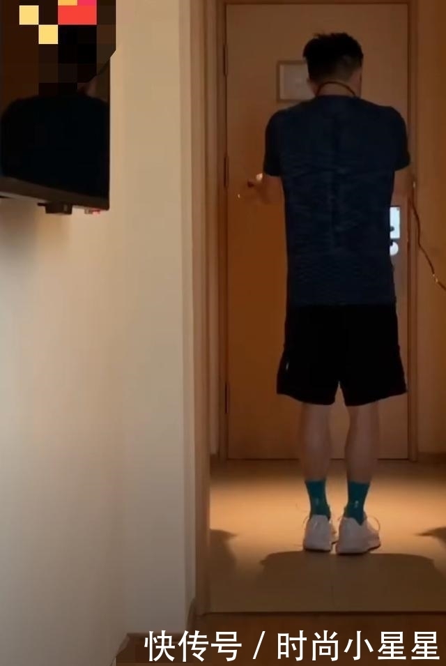 房间|39岁奥运冠军李小鹏酒店跳绳,房间太小难施展,声音太大恐扰民?