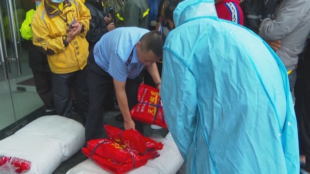 外卖|暖！他们给外卖员送了200多件雨衣……