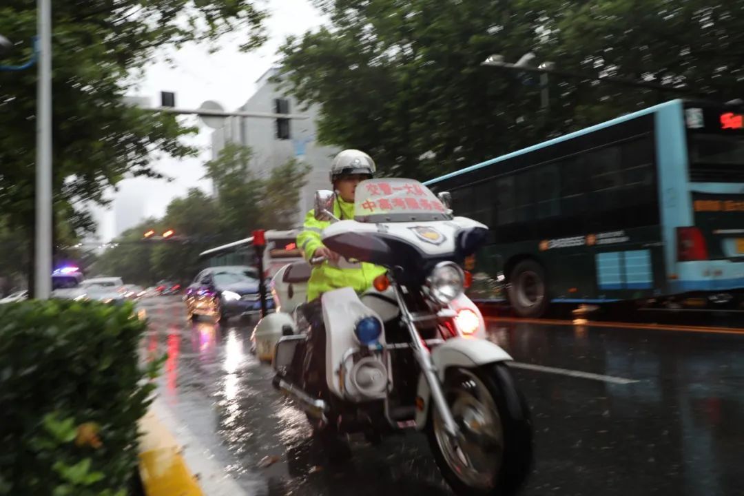  风雨|烟台交警，风雨中的逆行者！