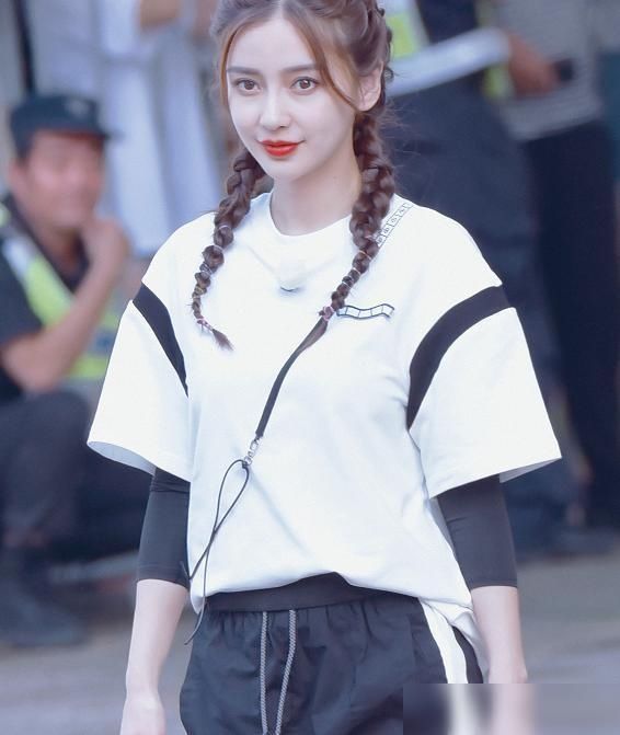  啥样|baby录综艺花絮照曝光，看到她90斤的腿长啥样，再不羡慕了