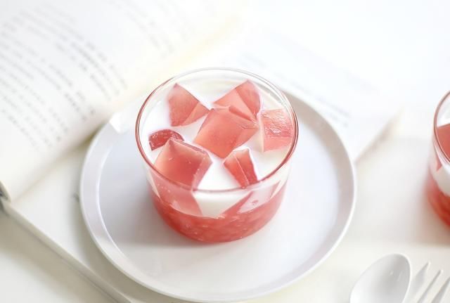  美味|只需3个桃子，就能做出2种甜品，美味解馋又实惠，做法超简单