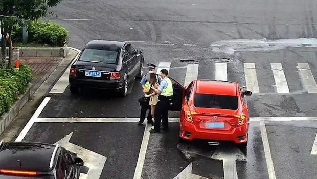 饮酒|太吓人女子通宵饮酒醉驾送女儿上学,交警:你想坐牢?