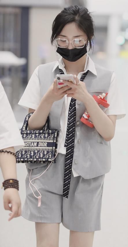  喜欢|怪不得直男都喜欢周洁琼！穿上“老爷裤”的腿，一般人比不上