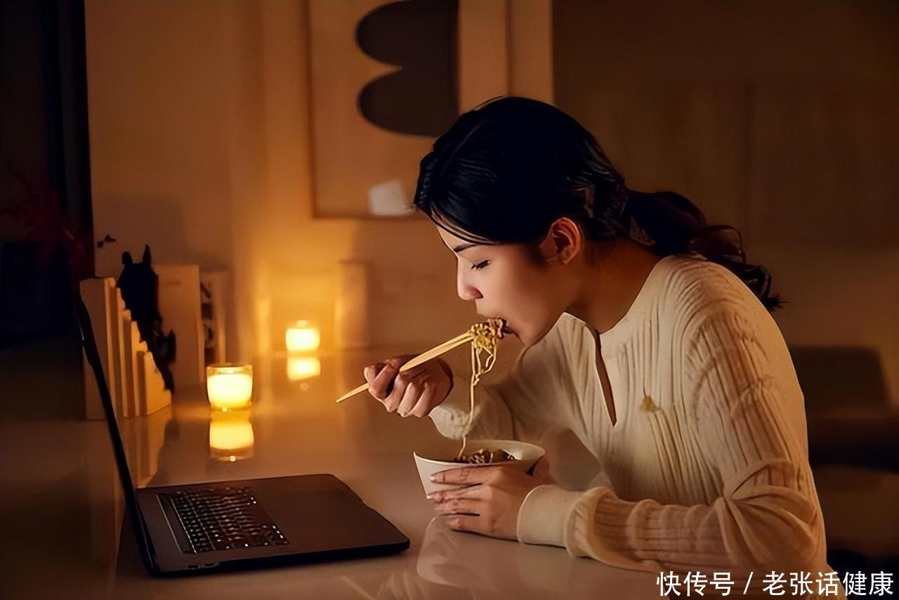 睡前吃夜宵与饿肚子哪个危害大(睡前吃夜宵和饿肚子睡觉，哪个更不利健康？早点搞清楚)