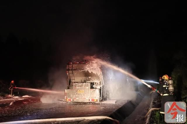  车上|北环高速上特种作业车突起大火，车上沥青也烧起来了
