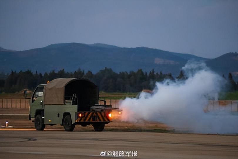 跨昼夜飞行保障，守护战鹰高飞远航！