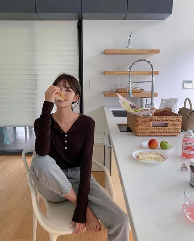 用它搭配上|初秋必备的“针织衫”，这样搭配起来，时髦气质到不行