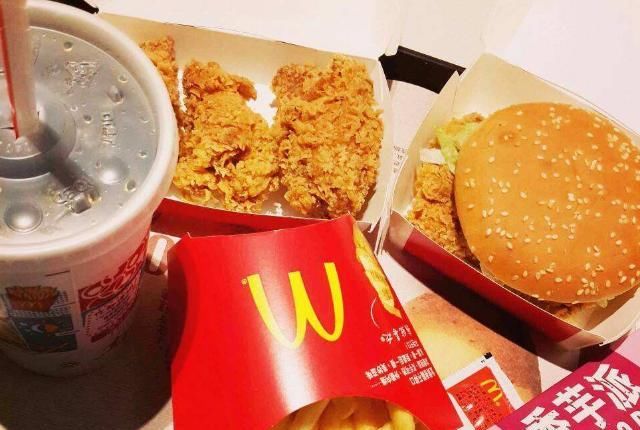  真多|吃麦当劳，餐盘上为什么总铺一张纸？店员：不懂装懂的人可真多