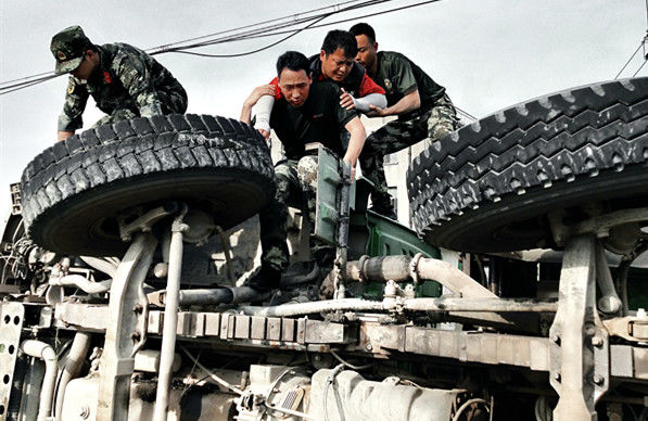  武警|程勇敢，真勇敢！这名武警教员冲上侧翻卡车一把救出被困司机