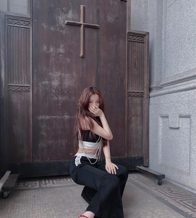 白富美|“白富美”虞书欣颜值下滑？一袭黑色暗纹裙出镜，面容僵硬老十岁