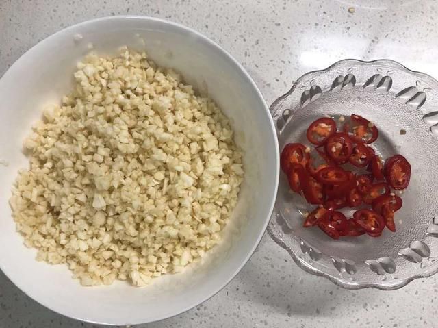  鲜香|上桌3分钟就光盘的蒜蓉大虾，鲜香美味，关键还简单易上手