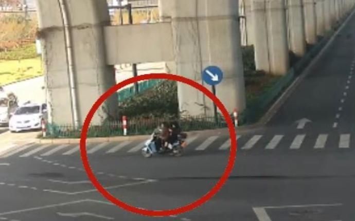  电动|电动自行车闯红灯，全责！