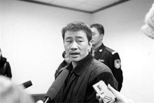  乔保峰|他6岁丧父外出打工，靠拾荒成百万富翁，最后却因偷电被捕入狱