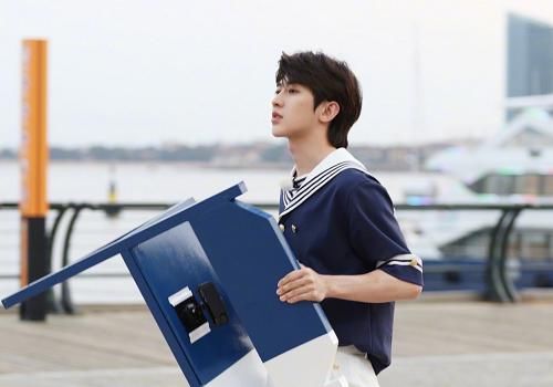  奔跑|奔跑吧：吴宣仪跟蔡徐坤站一起，俩人站姿出奇的一致，商量好的吧