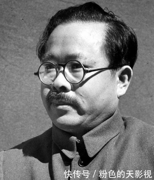 敌人|18岁就成为了师部政委,却授衔为暂授少将,亲自将肩章摘掉不戴