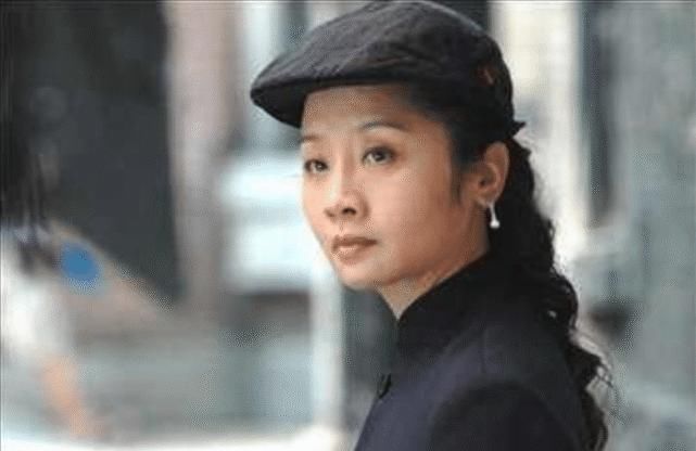  抛弃|捧红老公退圈生子，惨遭抛弃和儿子相依为命，老公却另娶她人！