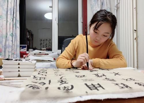  临帖|林妙可书法欣赏：笔法随性显得中庸，网友点评进步空间还很大