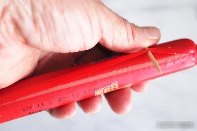 接下来我们|吃了这么久火腿肠,才知道按一下这地方,外皮一碰就开了,真简单