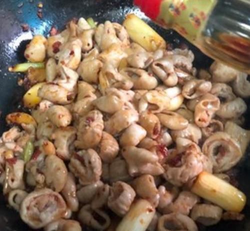  往锅中加|洗猪大肠时，有人用面粉，有人用盐？老师傅这样做，干净无异味