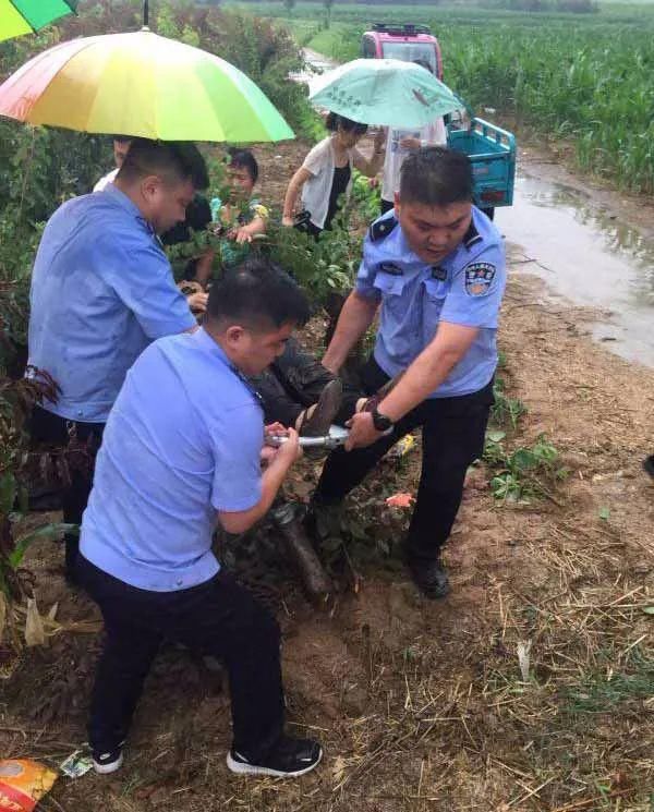  车辆|鄢陵雨天突发，老人车辆侧翻！
