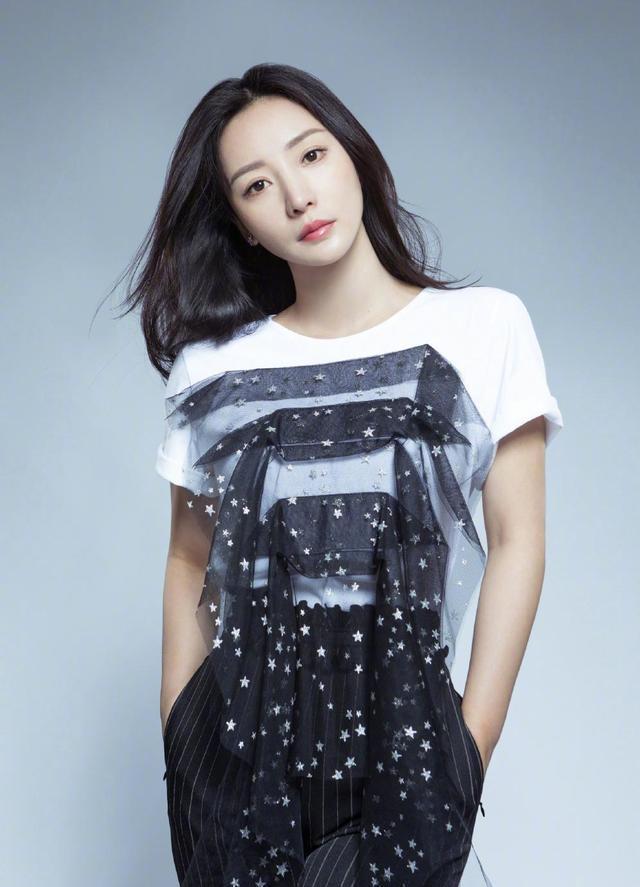 黑色的衣服|柳岩瘦了更好看了,短袖搭条开叉裤,身材又“扁”又高真迷人